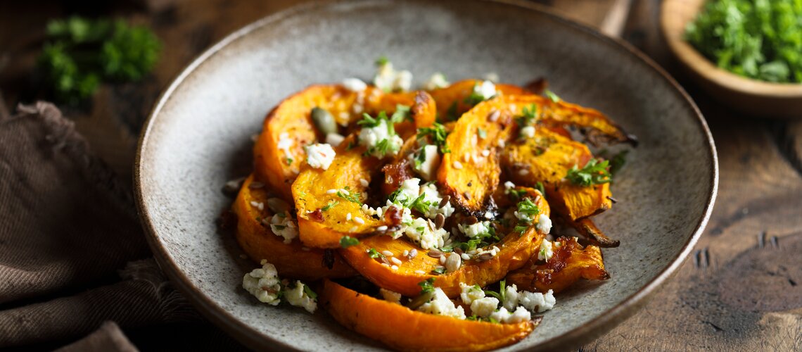 Oven pumpkin with cinnamon, honey and feta