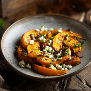 Oven pumpkin with cinnamon, honey and feta