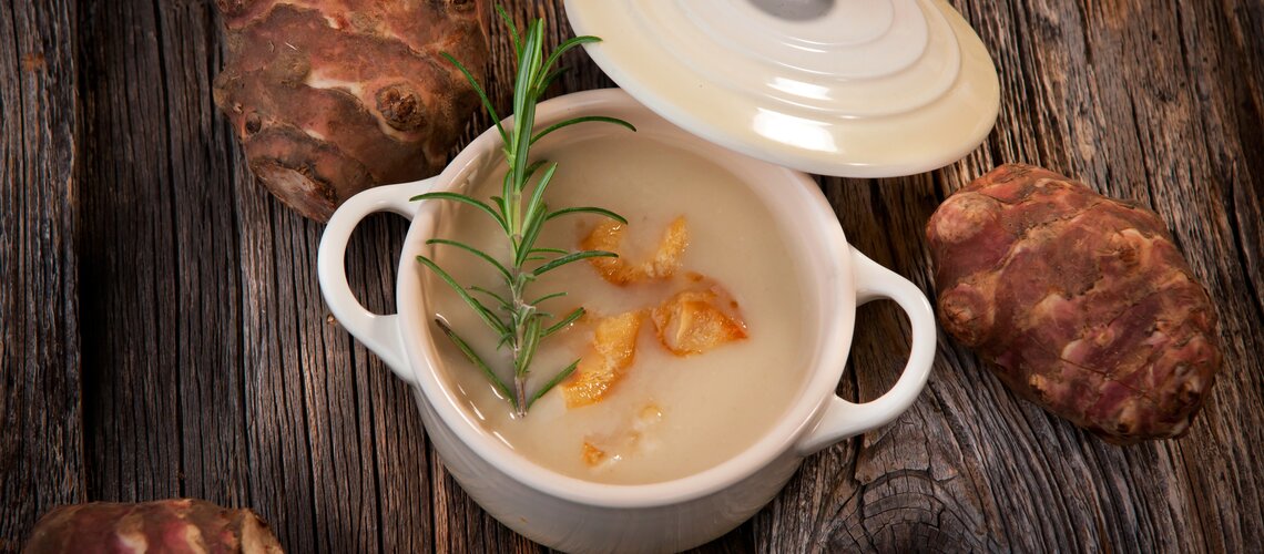 cream soup of sunchoke with asparagus 