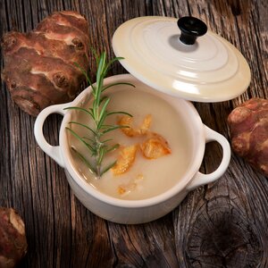 cream soup of sunchoke with asparagus 