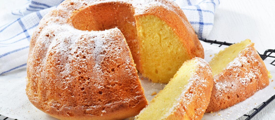 Egg liqueur cake