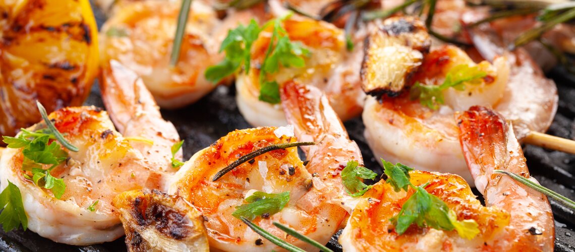 Grilled king prawns in a honey-garlic marinade