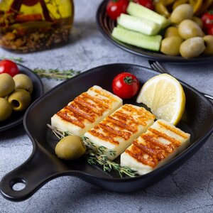 gegrillter Käse mit Honig und Kräuter