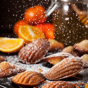 Gingerbread madeleines with honey
