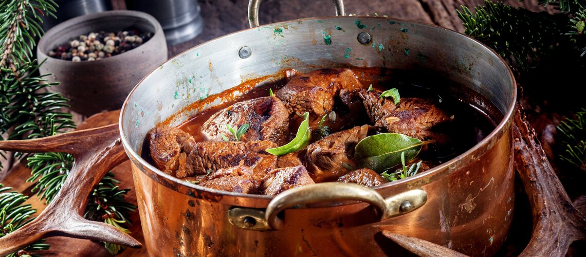 Hirschgulasch mit Waldhonig und Rotwein