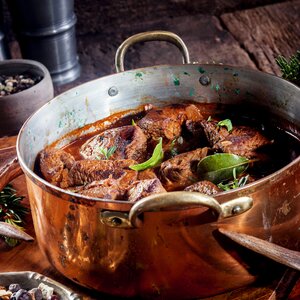 Hirschgulasch mit Waldhonig und Rotwein