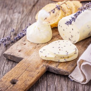 Lavendel-Kräuterbutter mit Honig