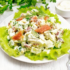 Lachs-Eier-Salat mit Honig-Senf-Dressing