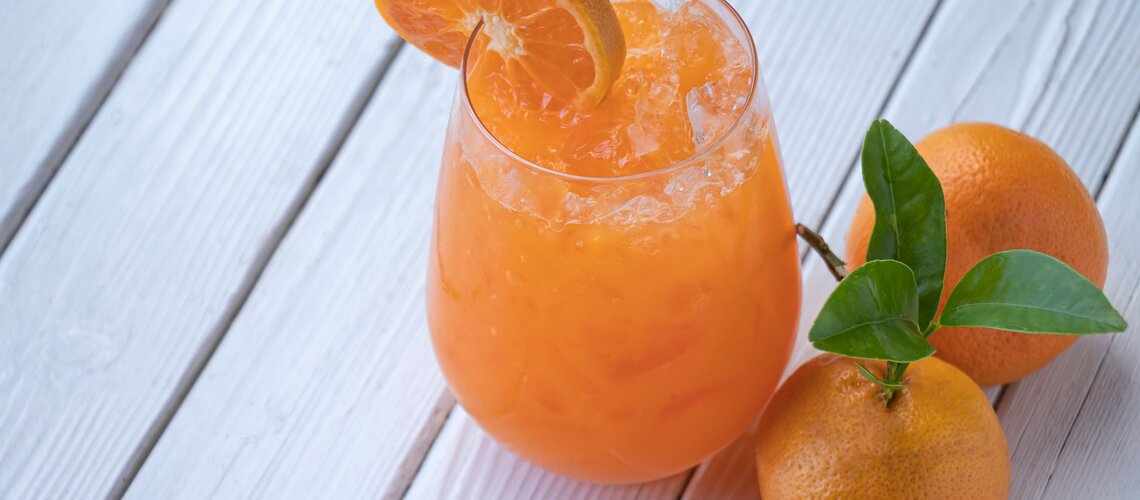 Orangenblütenhonig-Cocktail mit Maracuja und Aloe Vera