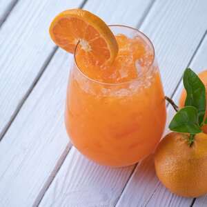 Orangenblütenhonig-Cocktail mit Maracuja und Aloe Vera